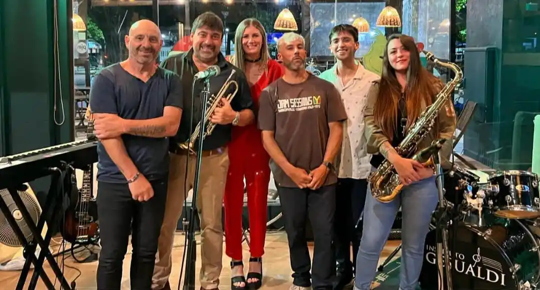 Juan Gesualdi junto a los músicos que formarán parte de “Melodías del mundo V”