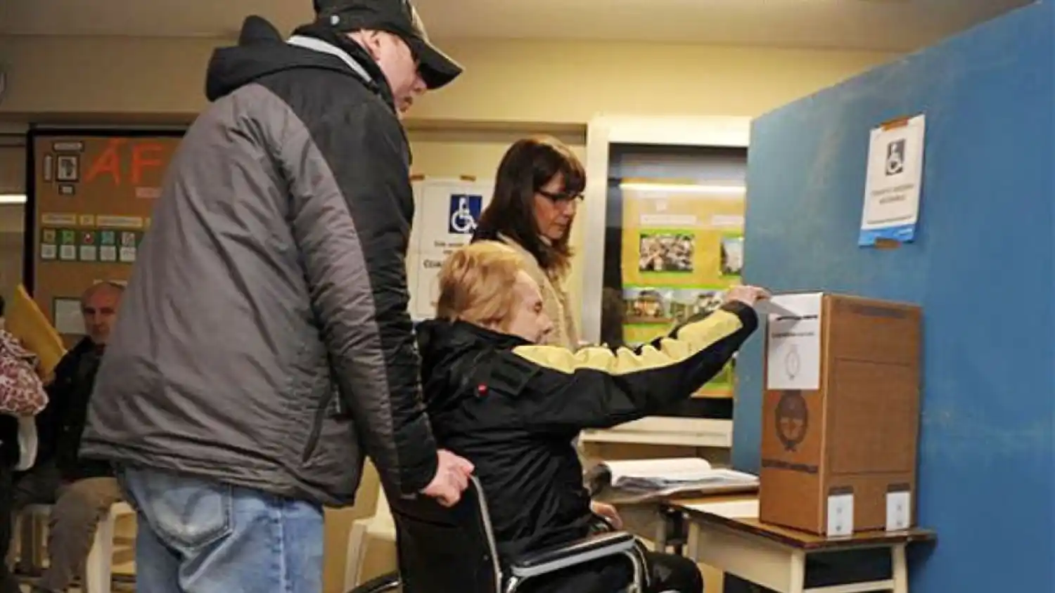 La personas discapacitadas tienen garantizado el voto, pudiendo ser acompañados por una persona de su elección.