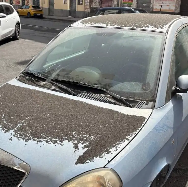 Ceniza volcánica. En las calles de Catania, por la erupción del Etna