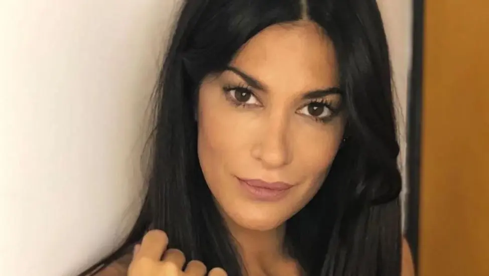Con mini short de encaje y agachada, Silvina Escudero lució sus piernas