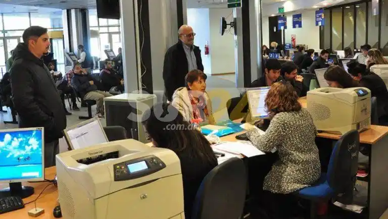 Deben volver al trabajo los empleados provinciales que al menos tengan una dosis