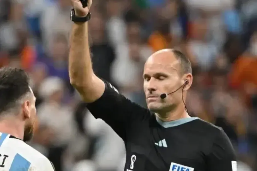 El árbitro que dirigió Argentina-Países Bajos en el Mundial apuntó contra Lionel Messi: "Se portó muy mal"