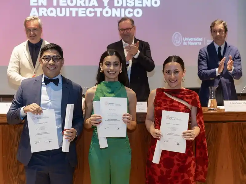 Foto Navarra 2: Clara Lostaló (en medio) recibiendo el diploma de la Maestría en Teoría y Diseño Arquitectónico por la Universidad de Navarra.