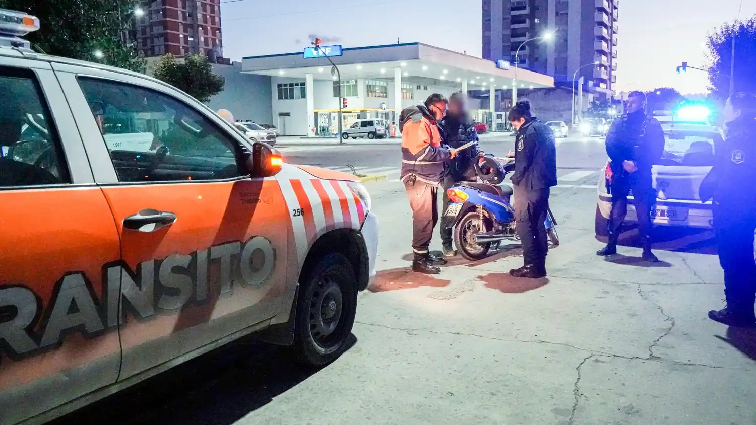 En pleno. Operativo policial y de Tránsito, identificando ayer a los conductores
