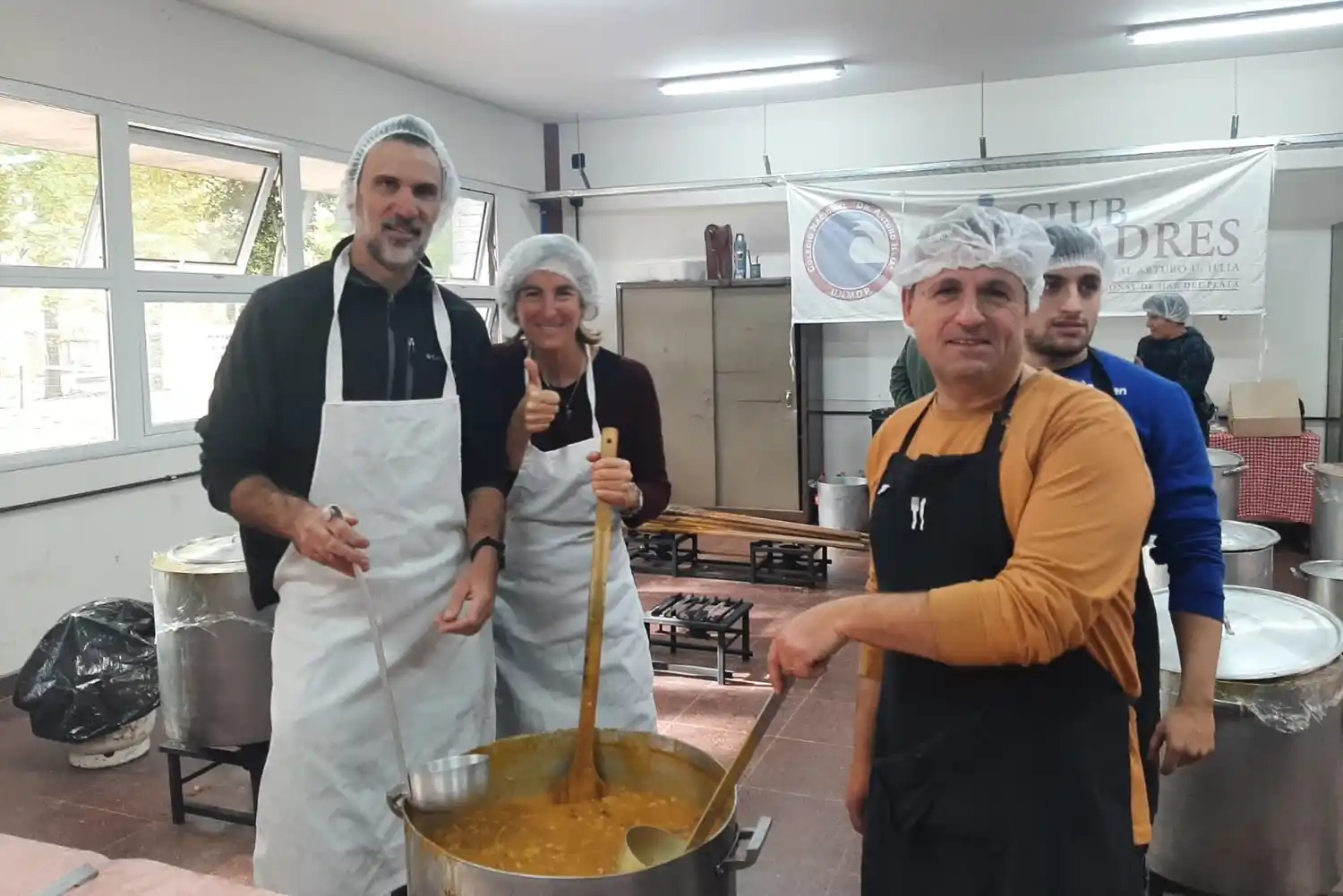 La venta de empanadas y locro tiene un fin solidario para ayudar a los alumnos.