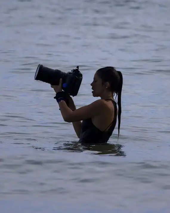 La historia de la tandilense que triunfa en Australia como fotógrafa del mar