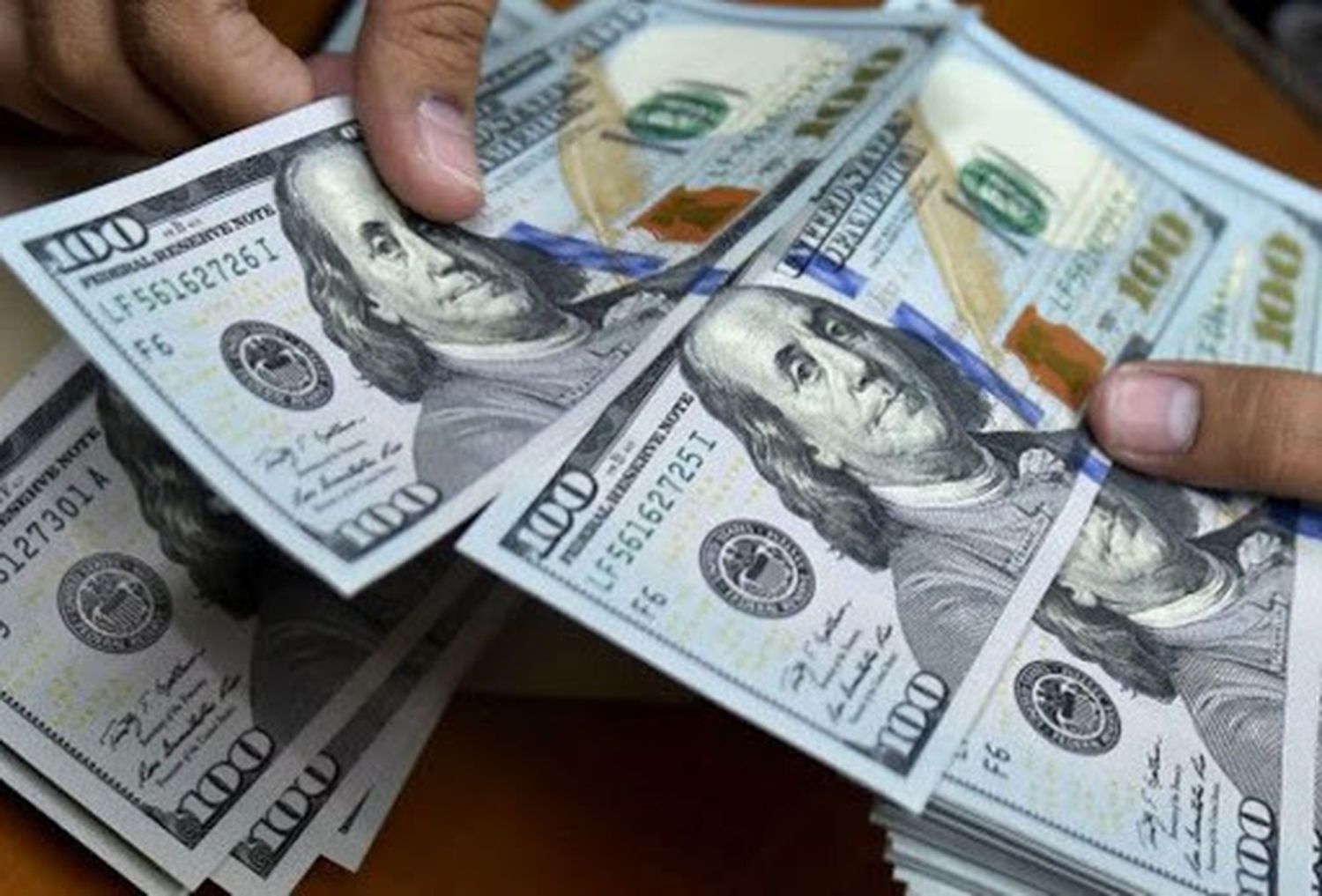 Durante mayo se duplicó cantidad de ahorristas que compraron dólares