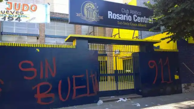 Pintadas agresivas e insultos en la sede de Rosario Central
