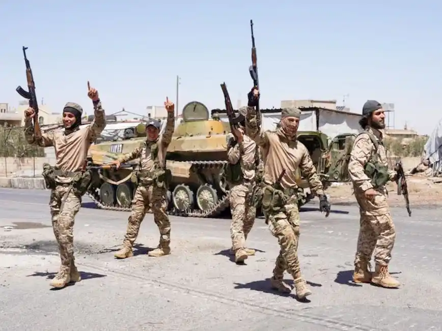 El Ejército sirio empezó a retirar sus tropas de la ciudad de Sweida tras un acuerdo