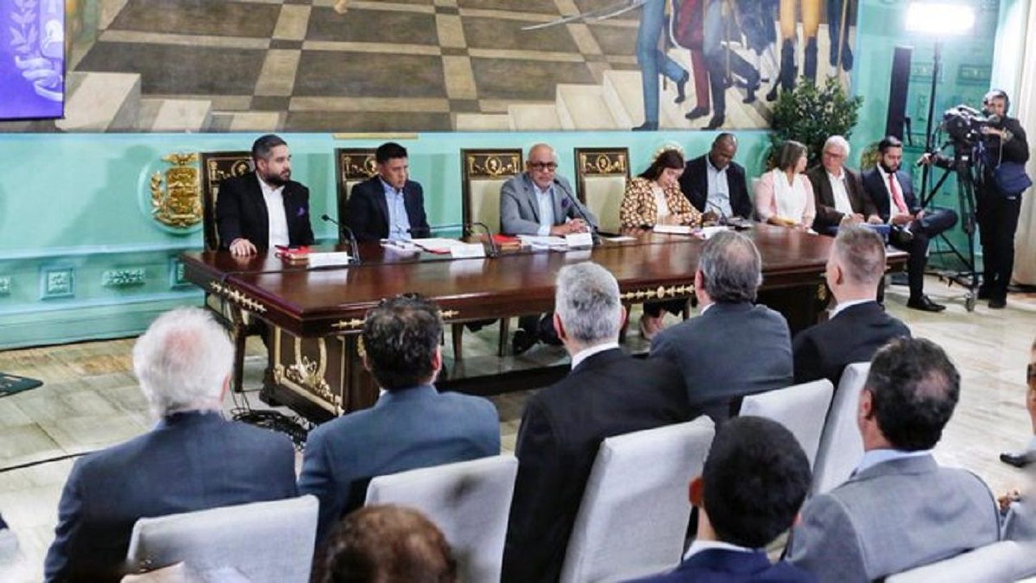 JORGE RODRÍGUEZ recibe propuestas de los empresarios: se acorta el plazo para elaboración del cronograma electoral