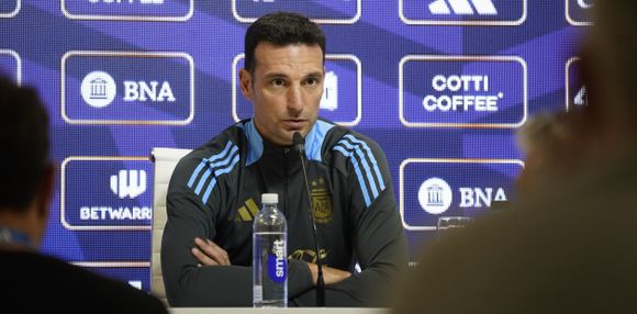 Scaloni, antes de Colombia: la evolución de Mac Allister, la chance de los más jóvenes y la ausencia de Messi