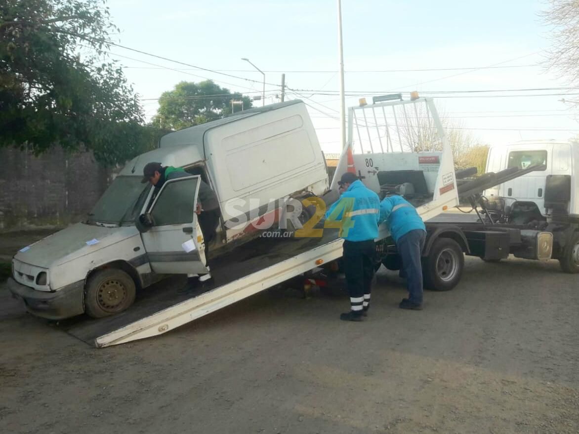 El gobierno municipal volvió a retirar autos abandonados en la vía pública 