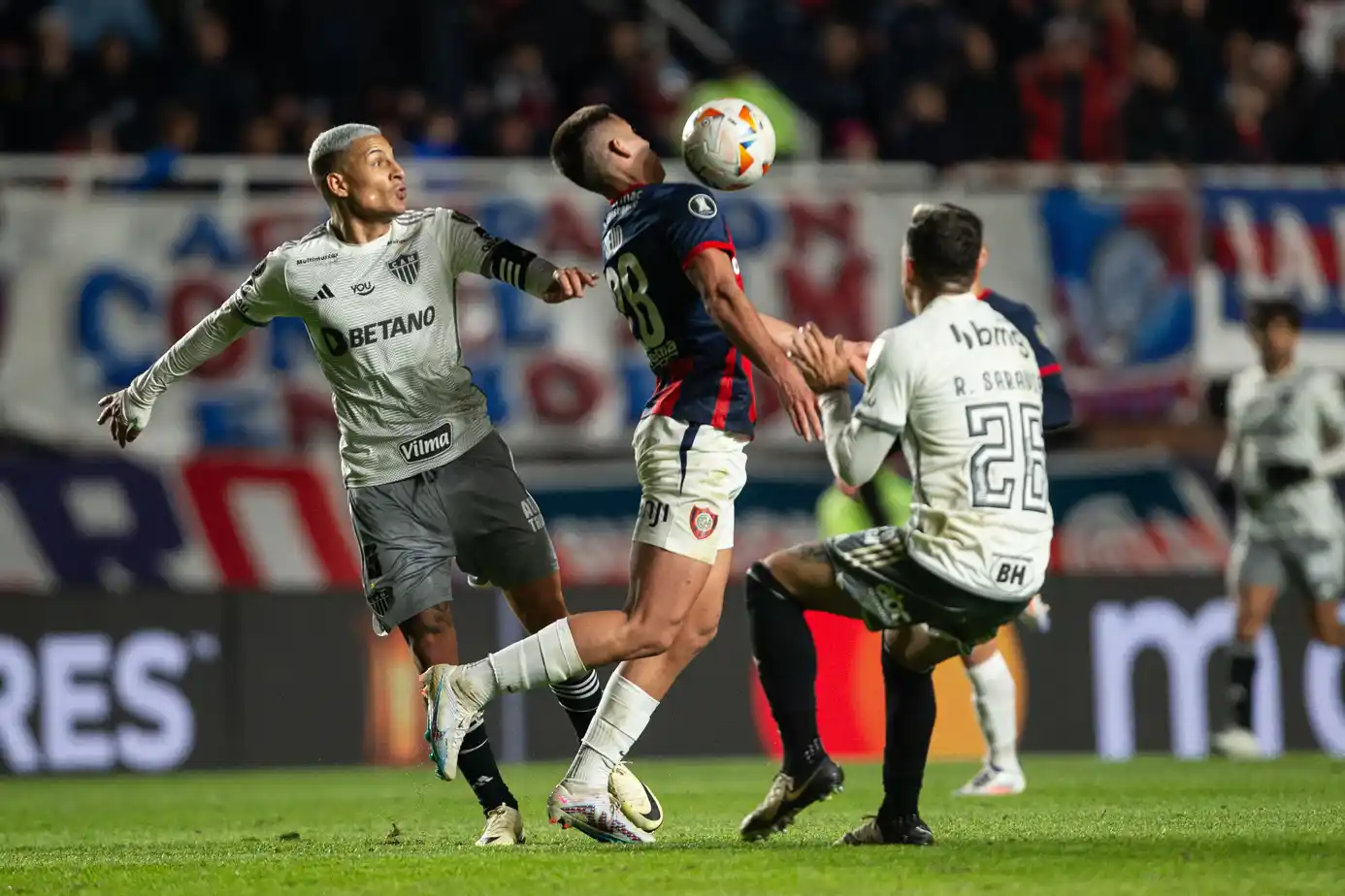 Cuello, entre Guilherme Arana y Saravia.