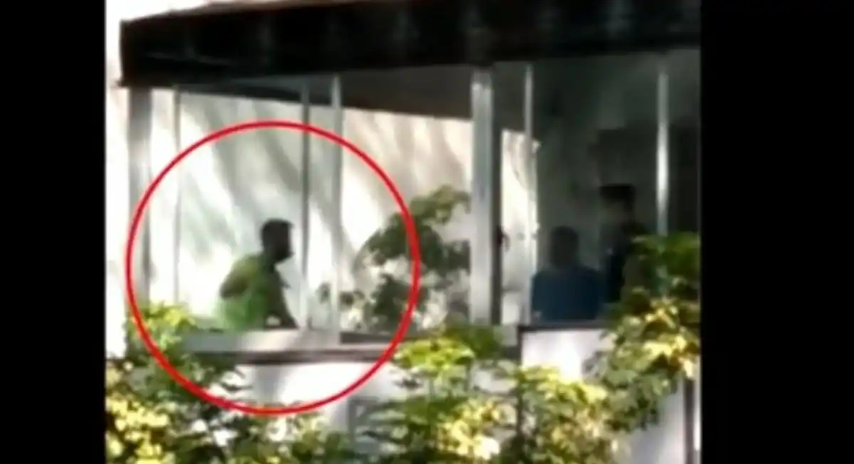 Un hombre atacó a puñaladas a dos mujeres en una escuela