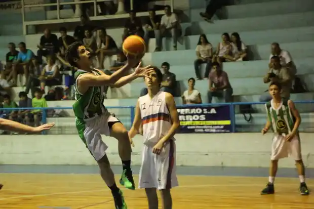 Racing derrotó a Regatas en el inicio del Hexagonal U13