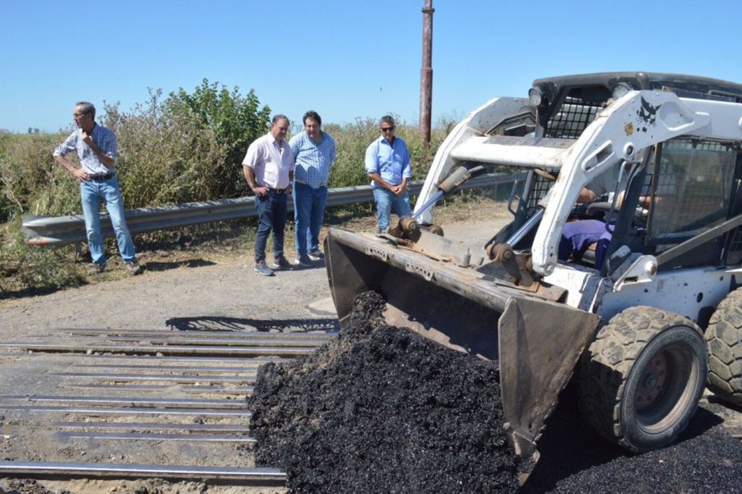 Ante la falta de actuación de Vialidad Nacional, la Municipalidad de Venado Tuerto repara el cruce de las vías en la ruta 33 en sentido a Maggiolo