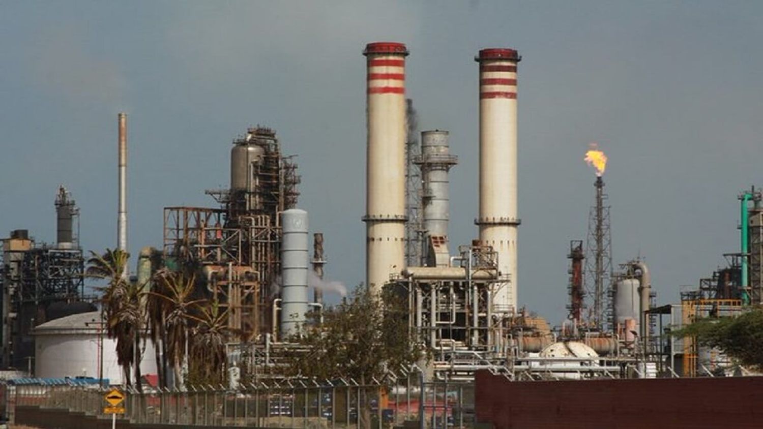 ¡CUÁNDO NO! La refinería de Amuay detiene otra vez la producción de gasolina