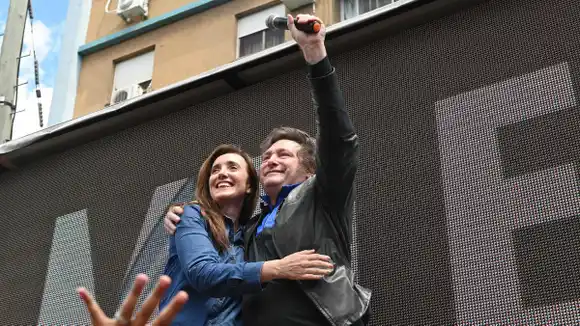 Milei intenta detener la sangría de libertarios descontentos por su alianza con Macri