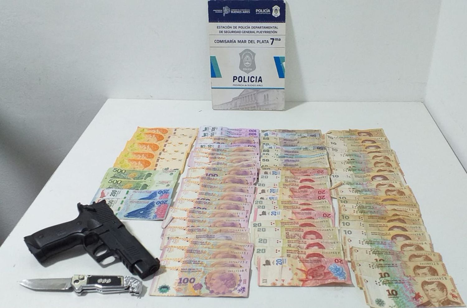 Con un revólver de juguete, robó en un comercio y escapó en bicicleta