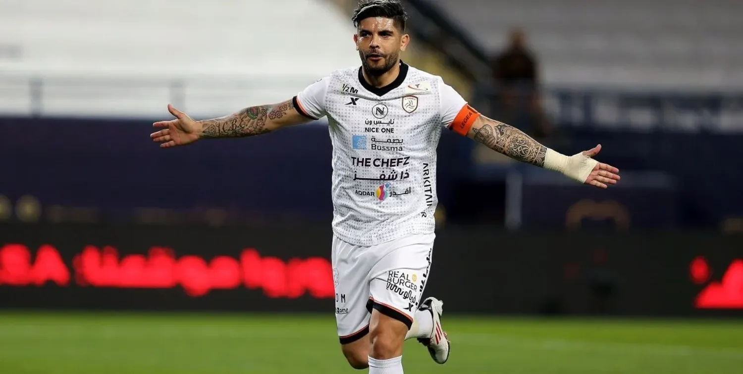 Banega rescindió en Arabia y podría recaer en Rosario.