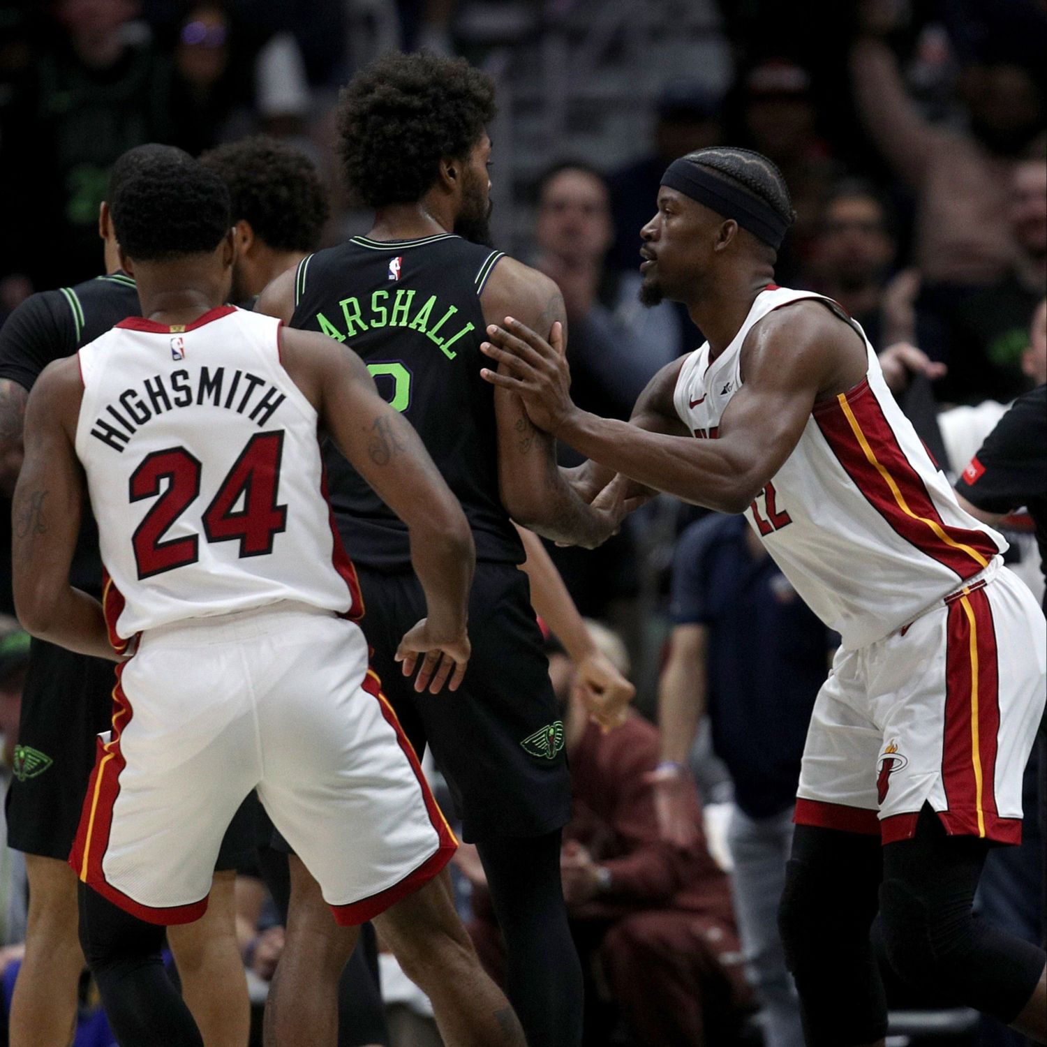 Video: la pelea que derivó en la expulsión de Jimmy Butler y otros 3 jugadores