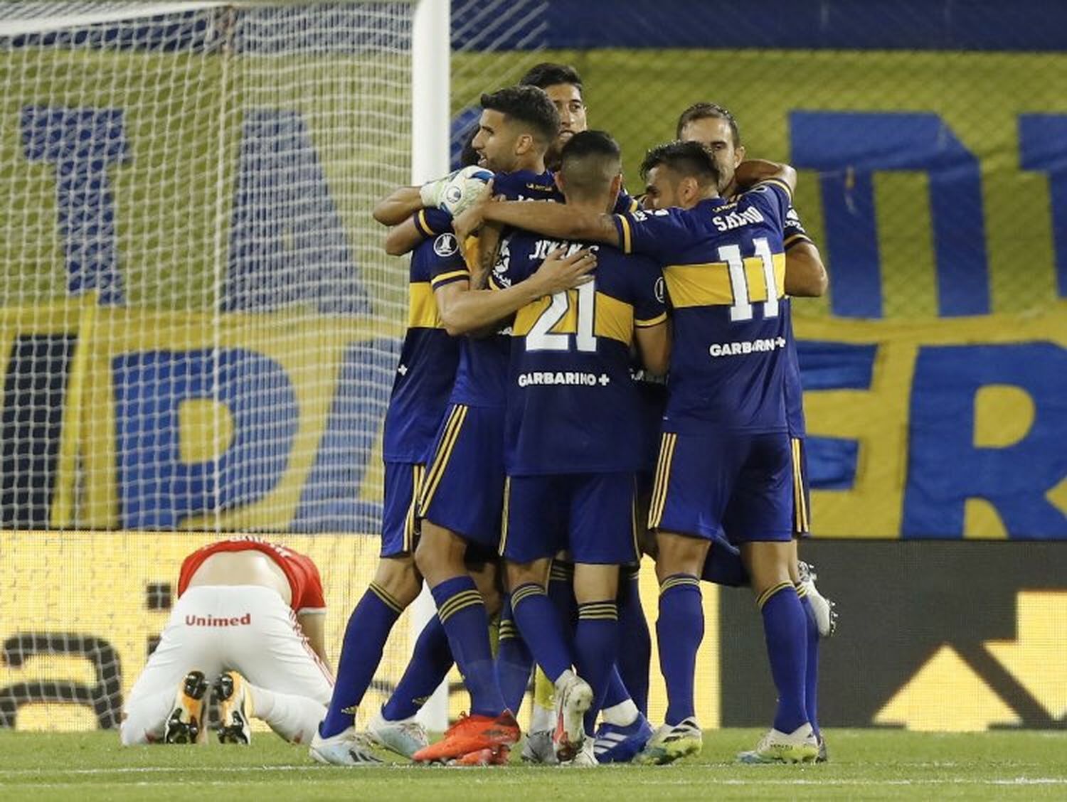 Boca sufrió, pero venció a Inter por penales