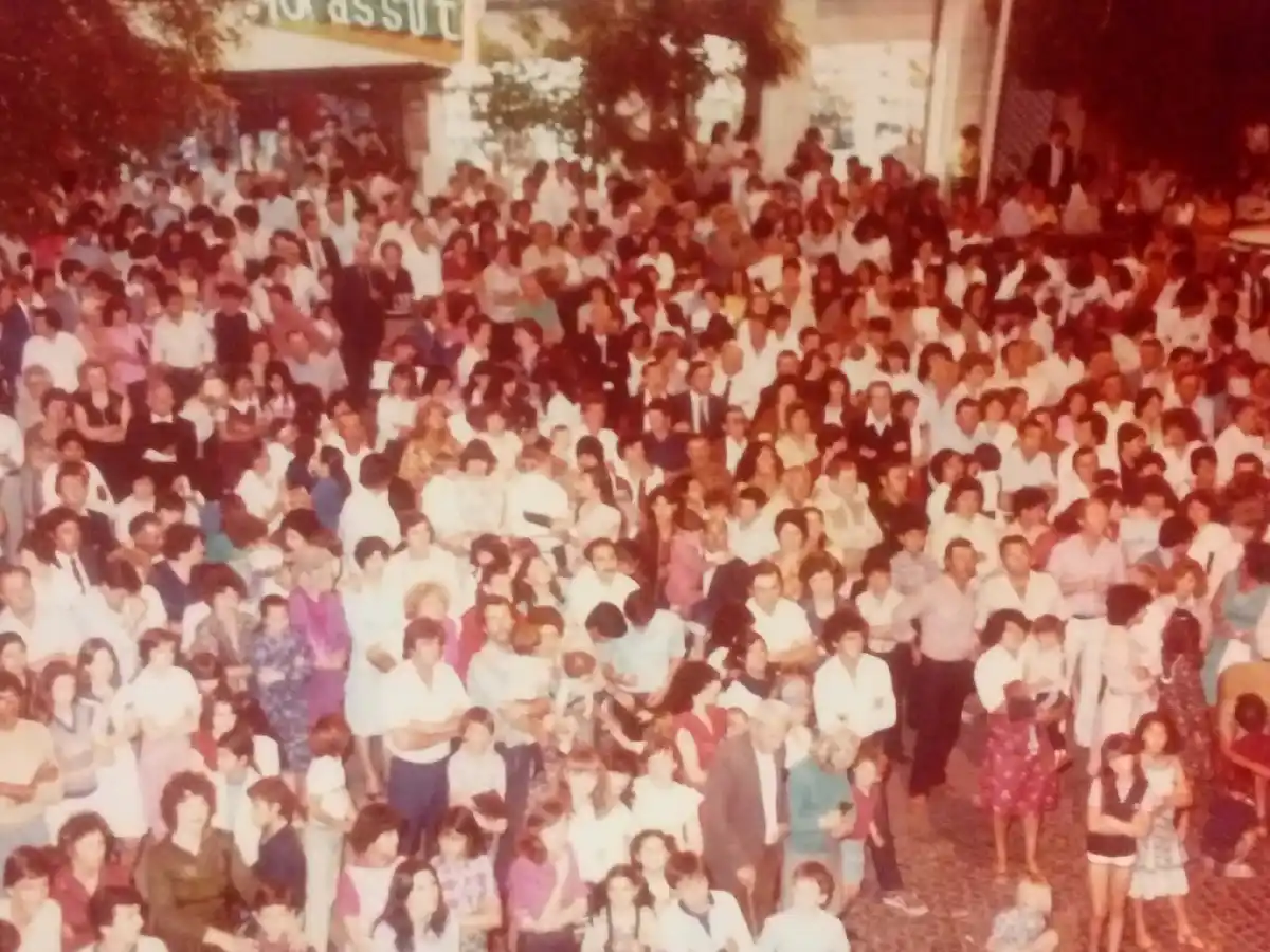 LV 27 junto a su gente