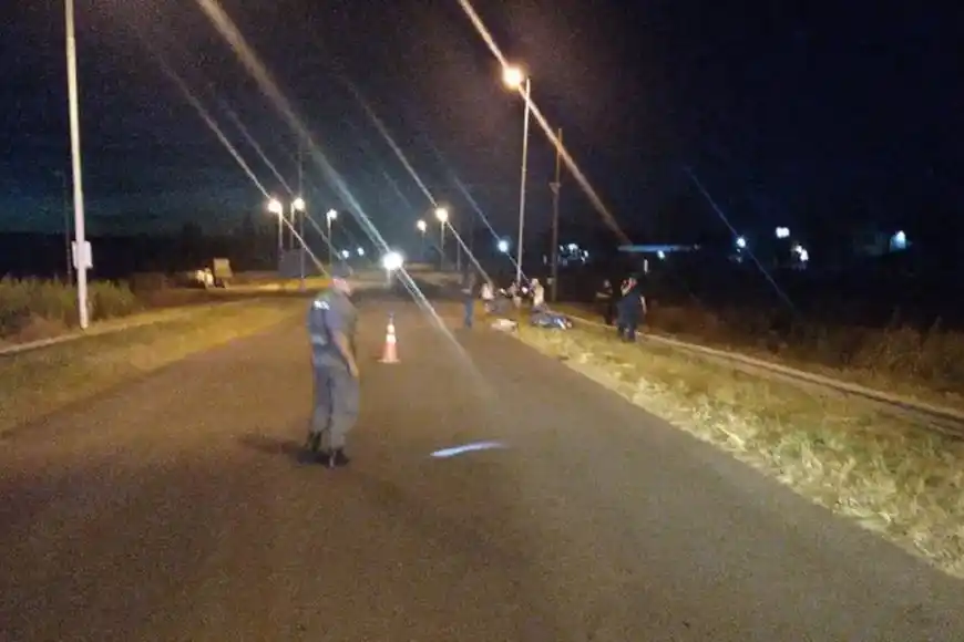 Un motociclista murió al ser impactado por un auto: el conductor quiso huir pero fue detenido