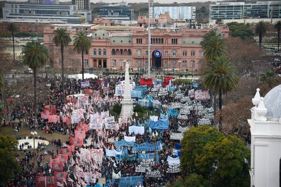 Piqueteros protestaron en Plaza de Mayo y reclamaron un bono de 20 mil pesos