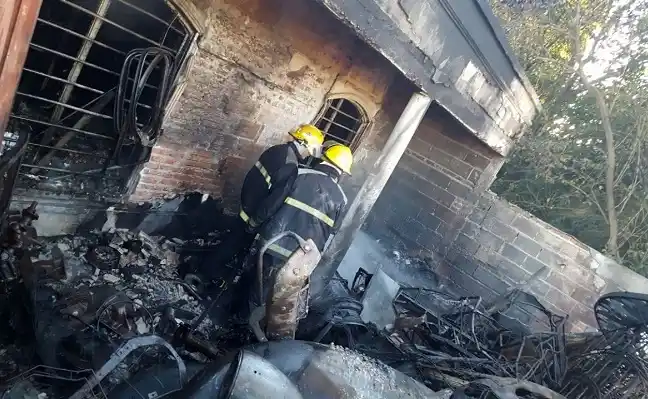 Los Bomberos trabajaron en el incendió de un desarmadero 