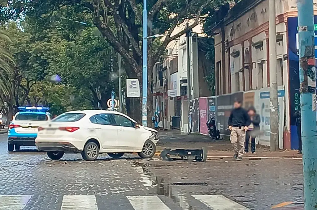 Fuerte choque entre dos autos en una transitada esquina de Rafaela