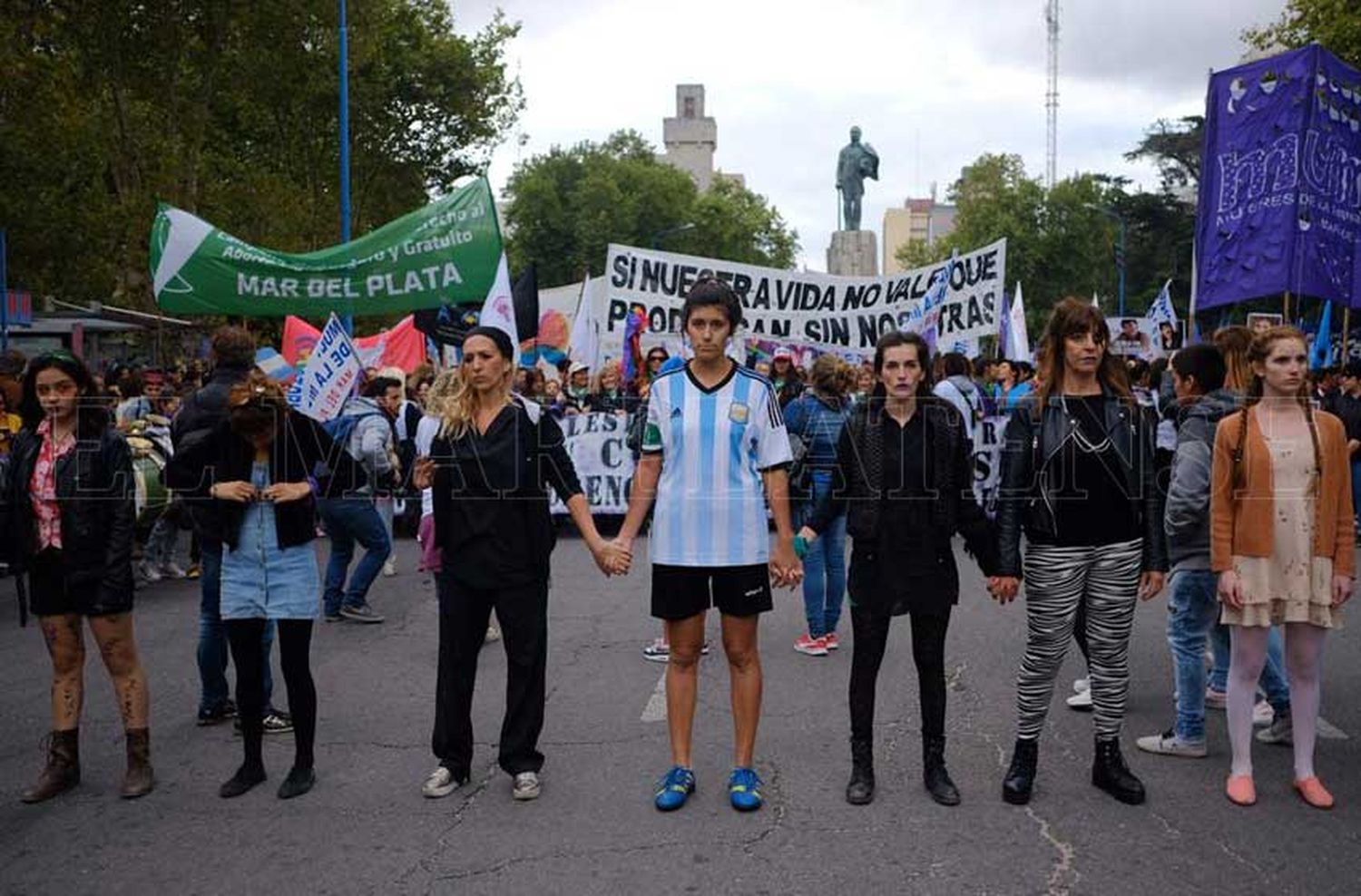 Una multitud marchó en Mar del Plata por el #8M