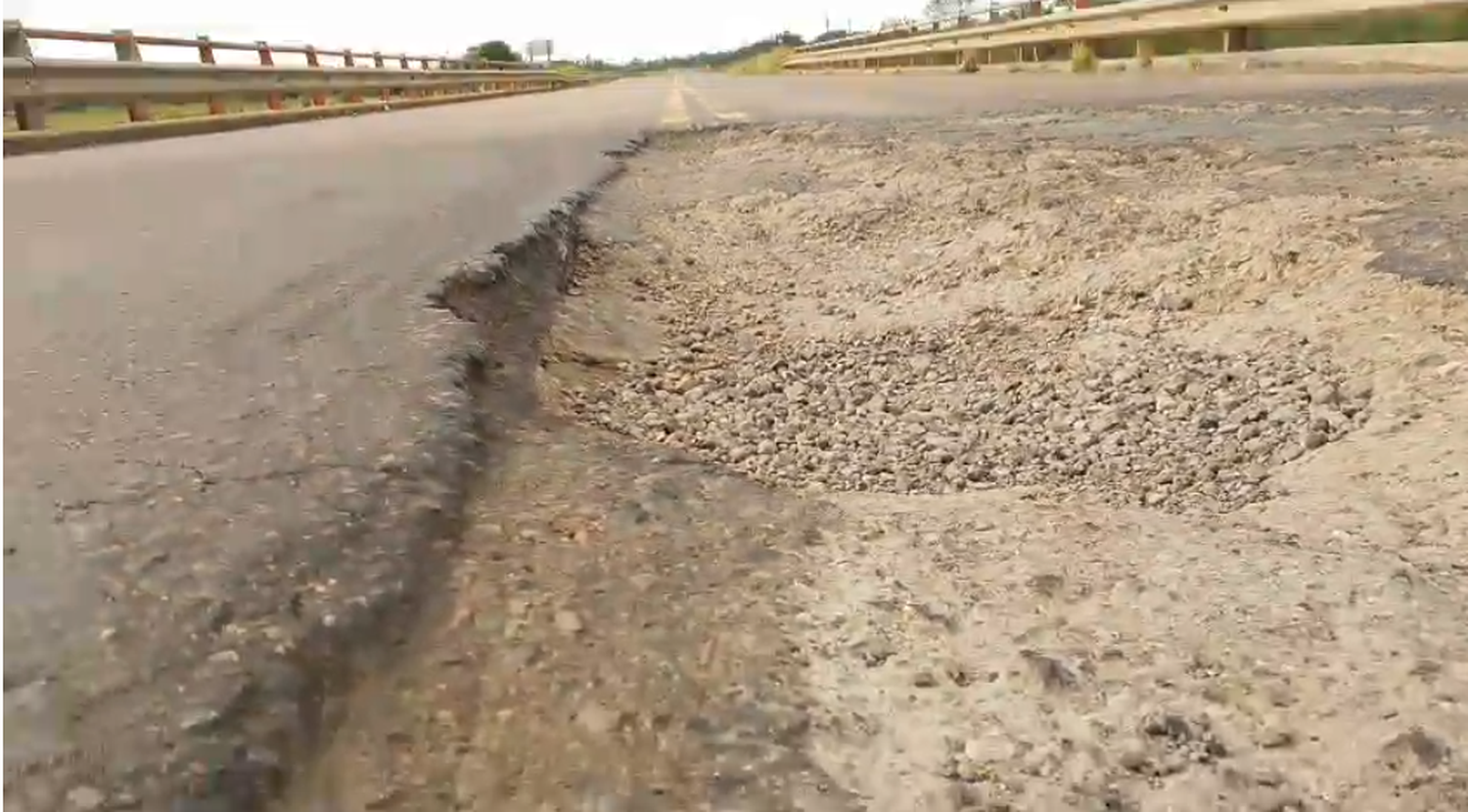 "Tengan cuidado", alertó un conductor al que un bache le destrozó cubiertas y llantas en la Ruta 11