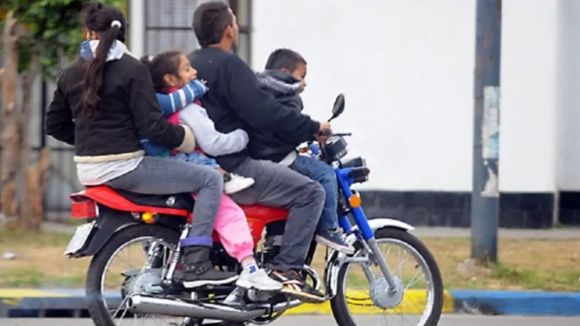 Meten a MOTORIZADOS POR EL CARRIL: ¿Cómo se adaptan a las nuevas normativas? (VIDEO)