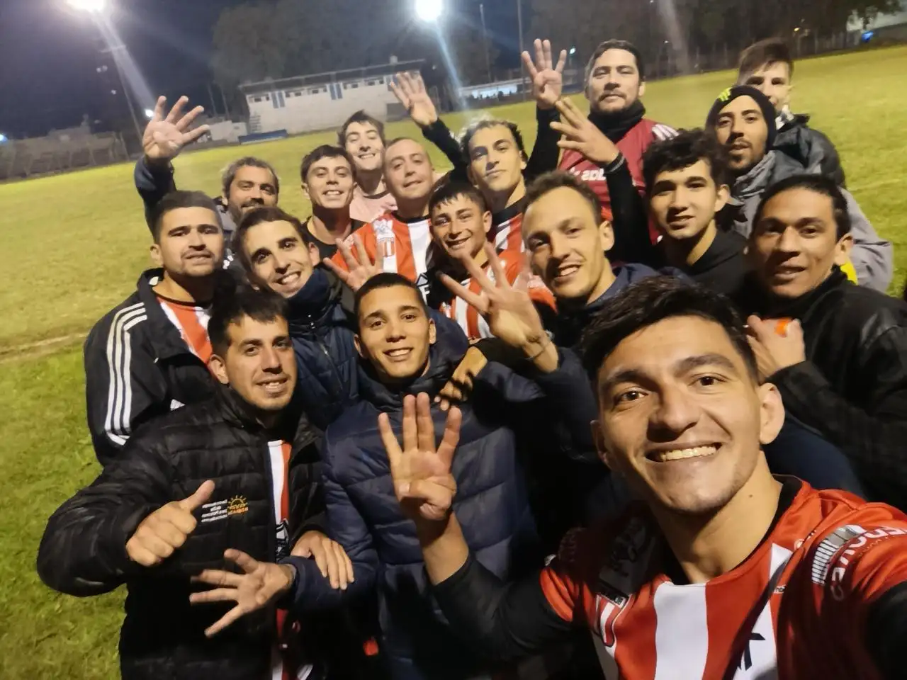 Los jugadores celebran la victoria que los deja en la cima del campeonato (crédito: club Black River)..