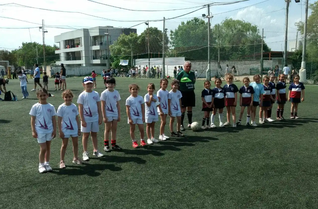 Las Pulguitas y Las Domingas, finalistas en segundo año femenino.