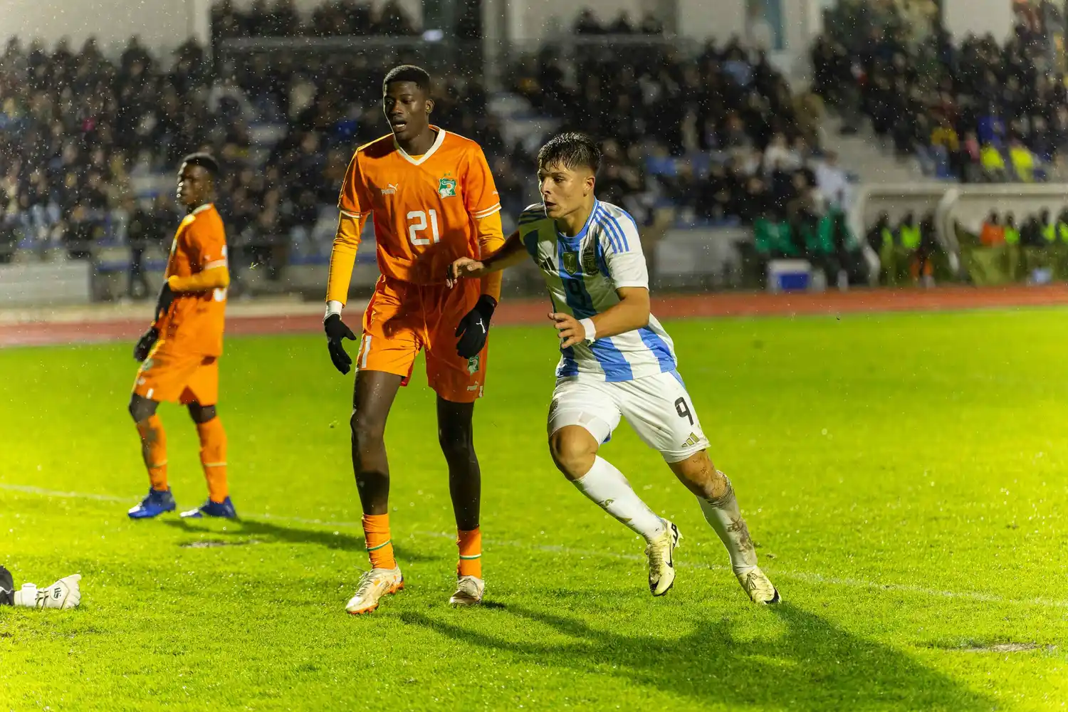 El delantero marplatense Thomas de Martis anotando contra Costa de Marfil.