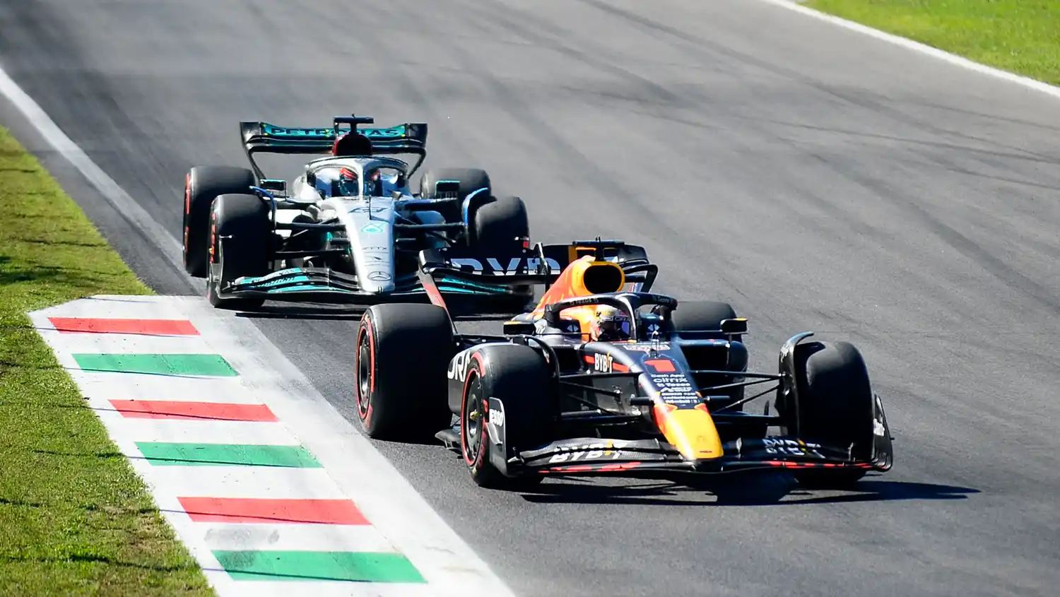 Verstappen, delante de Russell.