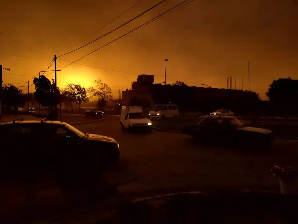 Se voló un techo en Barrow y cayó un poste de luz en Avenida Rivadavia