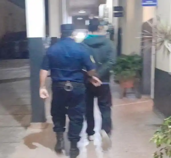 Un hombre con pedido de captura se presentó en la jefatura