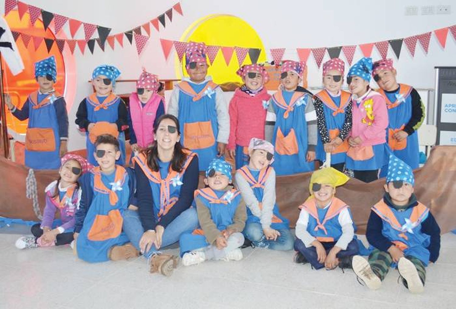 LOS PEQUE�OS DEL JARDÍN DE PIRATAS EN UN BARCO
