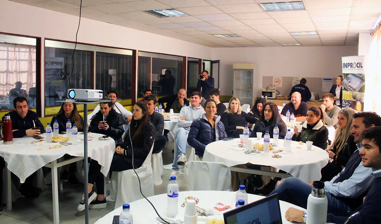 Más de 90 jóvenes empresarios del país visitaron dos industrias de nuestra ciudad