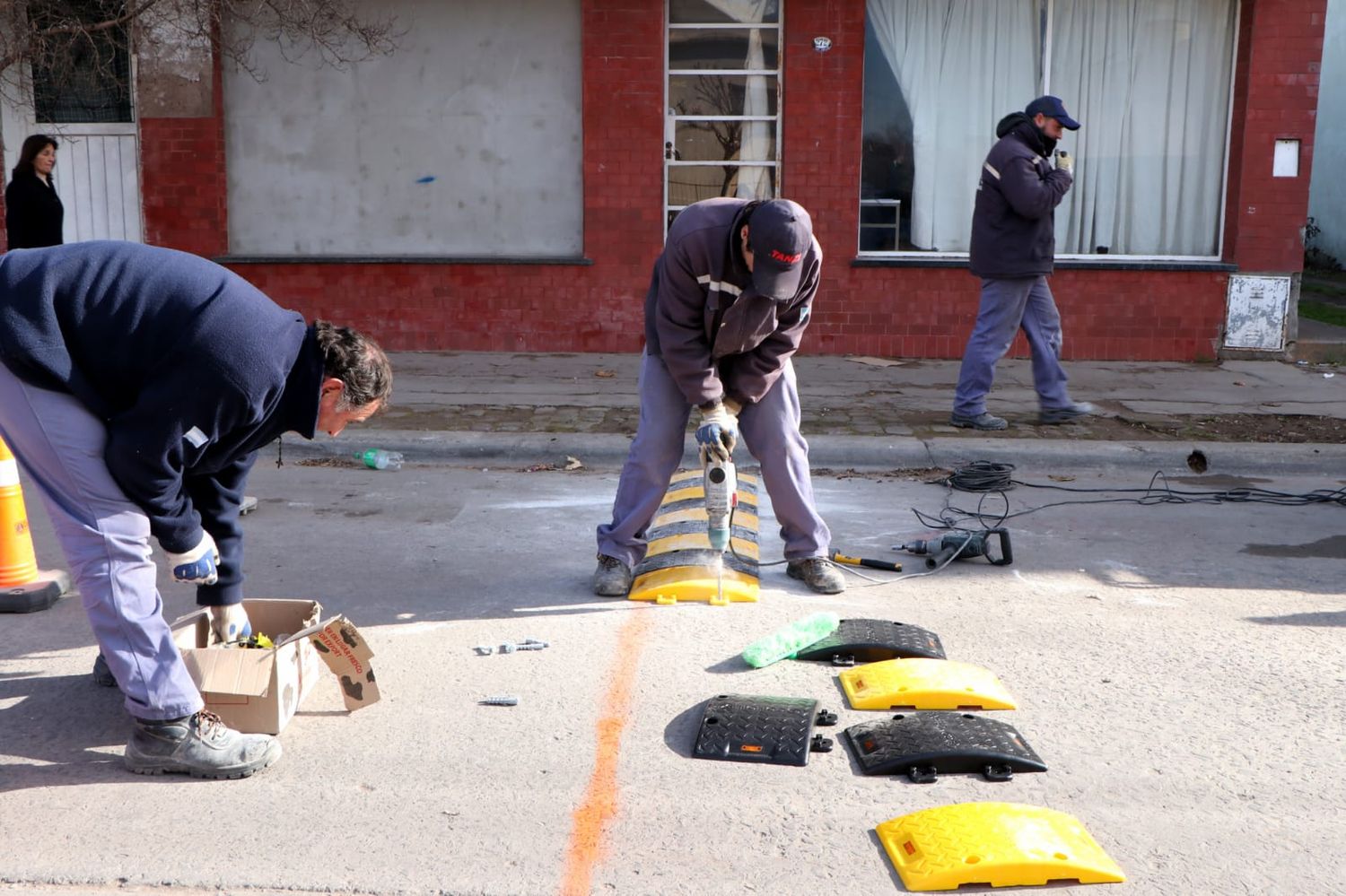 A efectos de prevenir accidentes de tránsito y proteger la integridad física de quienes asisten a los establecimientos educativos del Distrito
