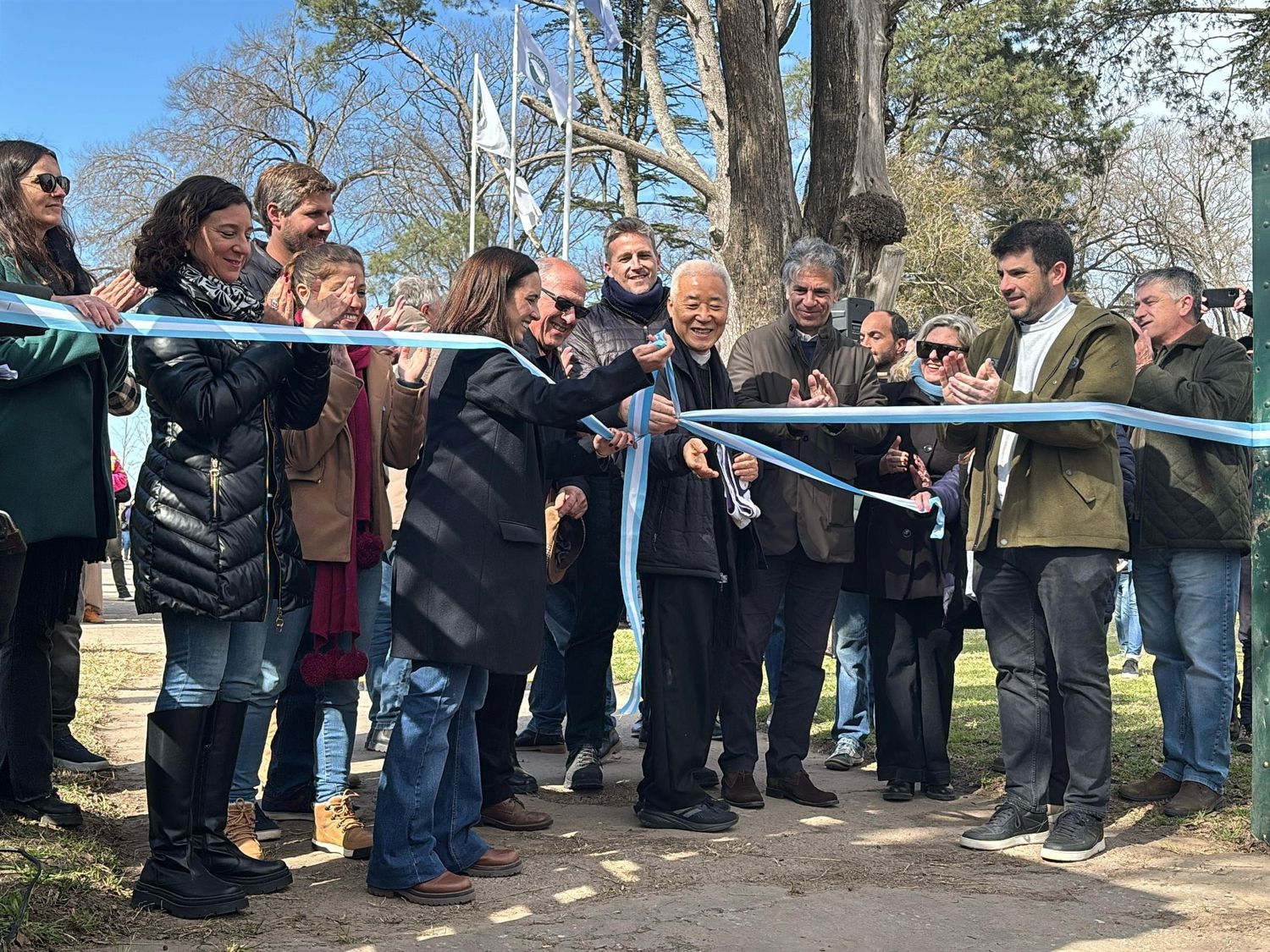 Corte de cintas en la Sociedad Rural, con autoridades políticas, agropecuarias y religiosas. Foto: MVT