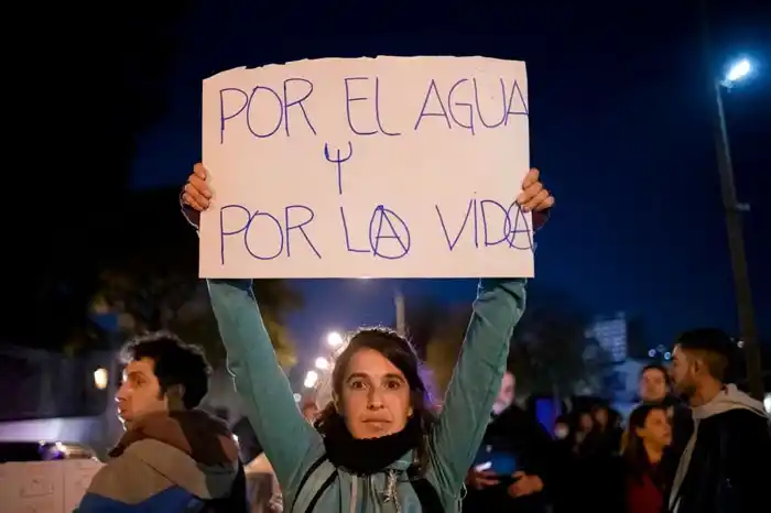 Por la larga sequía perforaron en un parque de la capital, en busca de agua