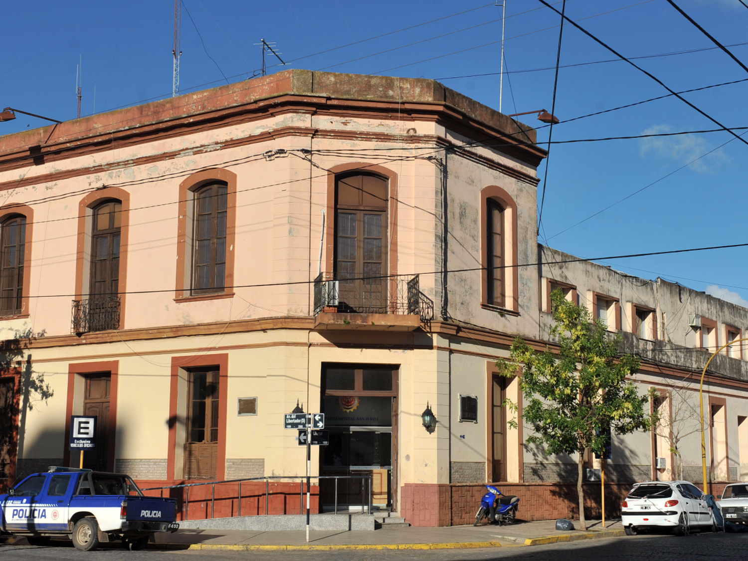 Jóvenes se pelearon en la calle: uno, de 15 años, tenía un arma 
