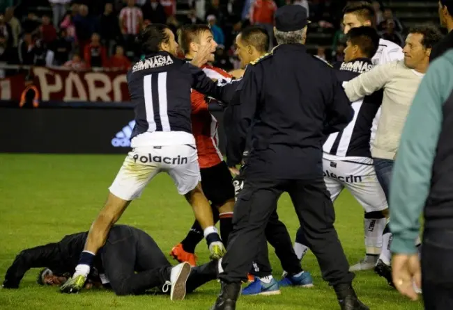 Escándalo en el clásico platense: Piñas, patadas y suspensión en Mar del Plata