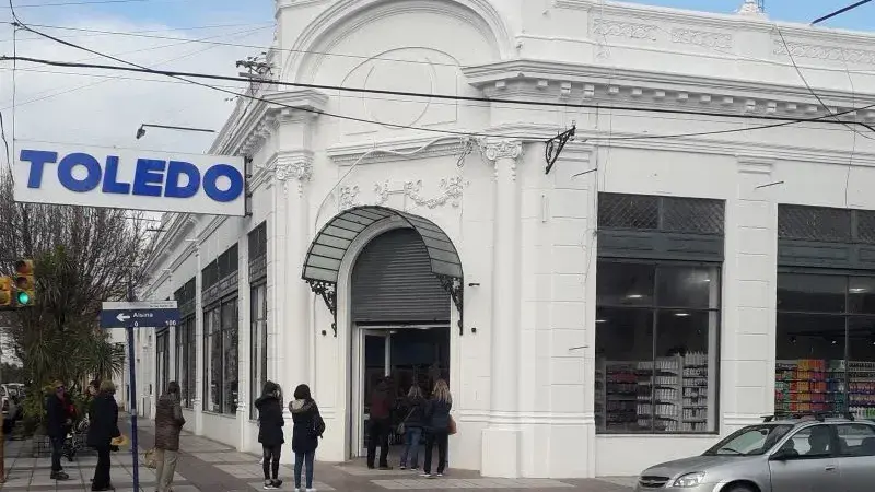 Las vidrieras de un supermercado céntrico con los descuentos en la segunda unidad