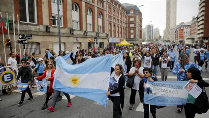 Submarino: familiares de los tripulantes convocan a manifestarse en plazas del país