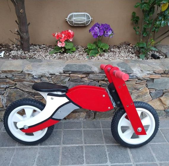 TALLER DEL ABUELO: Andrés se jubiló y hoy hace juguetes de madera